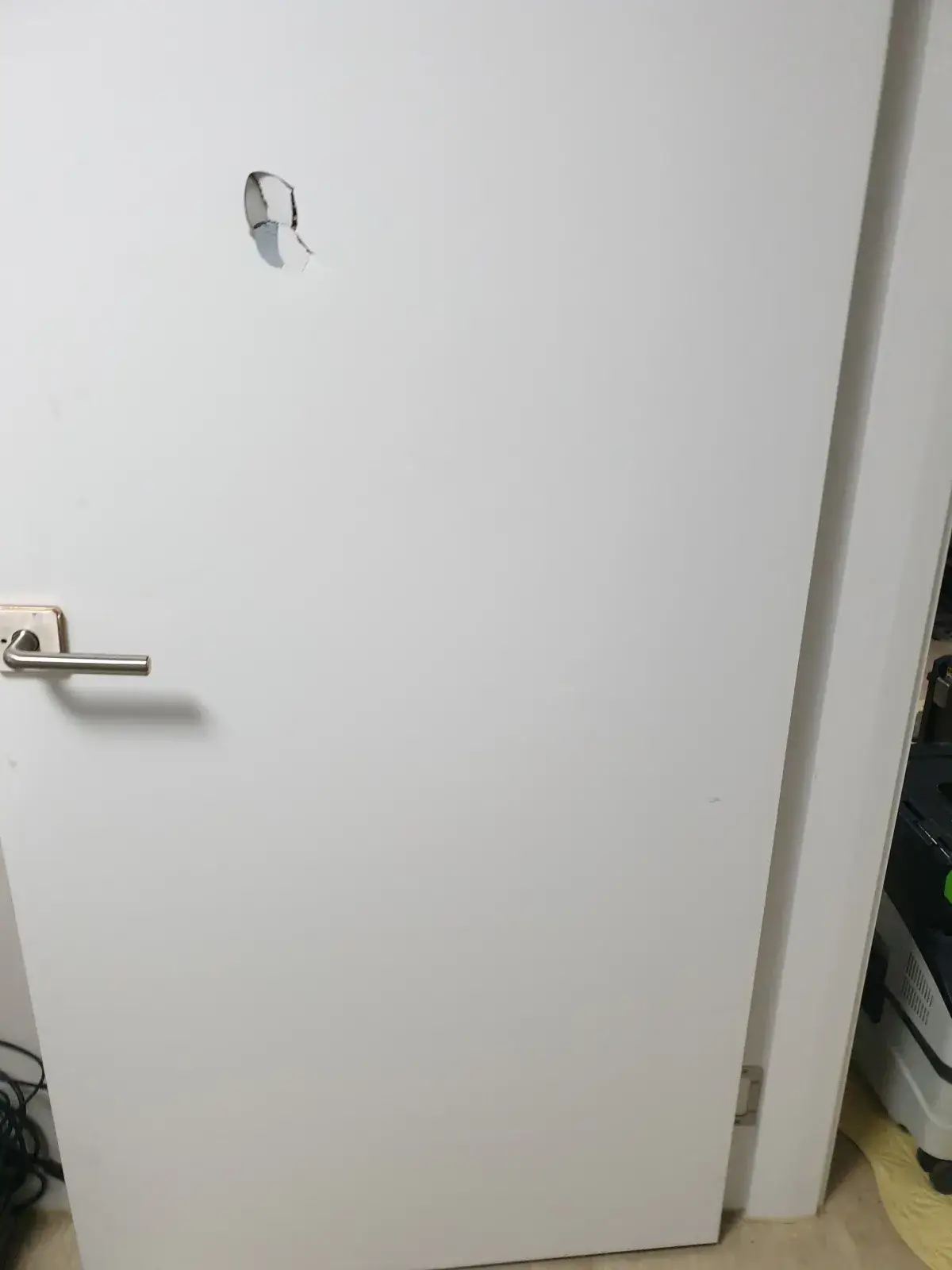 깨진 문 수리 수리 전