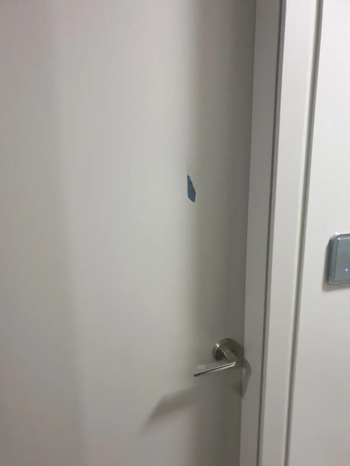 깨진 문 수리 수리 전