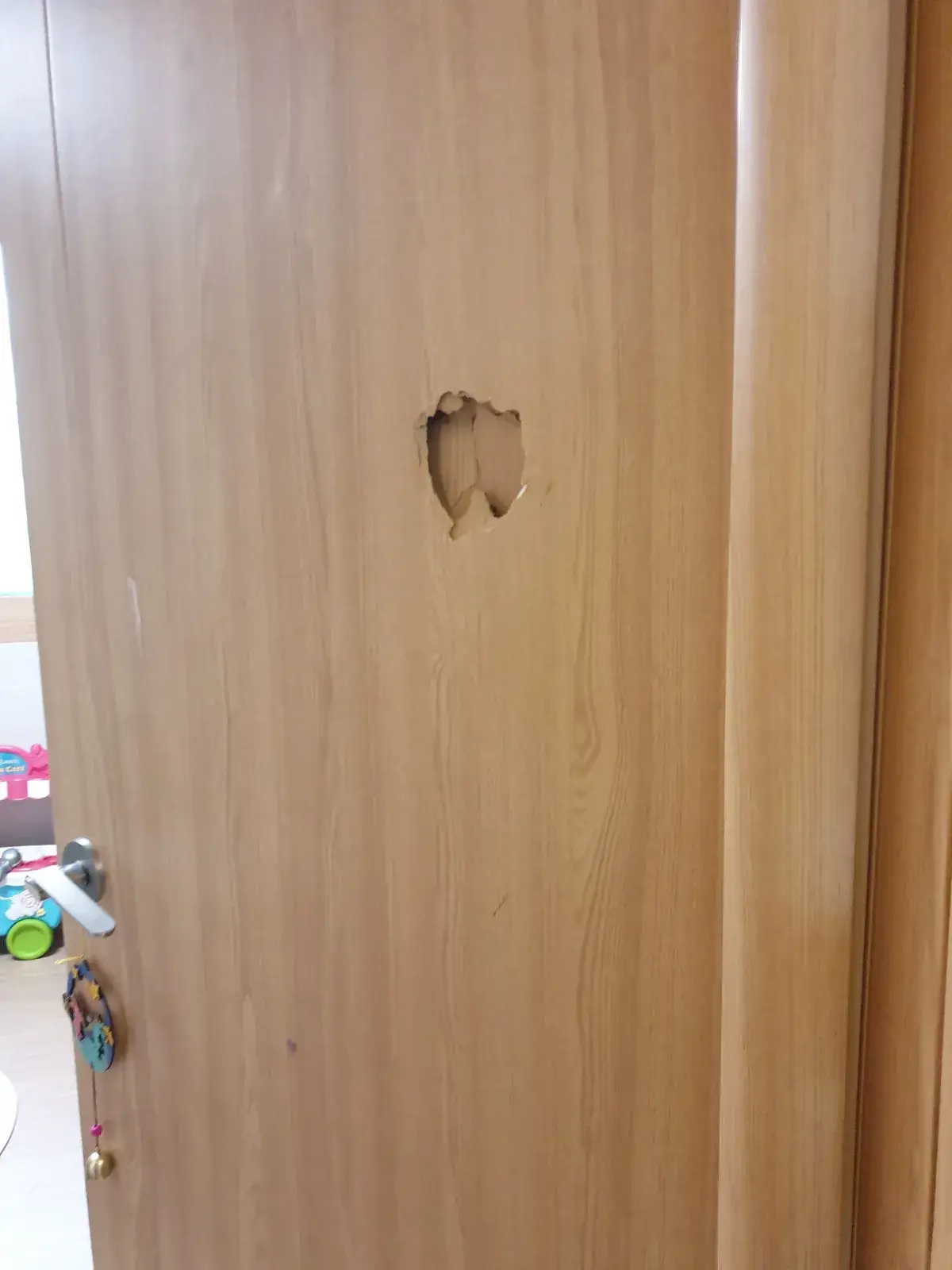 구멍난 문 수리 수리 전