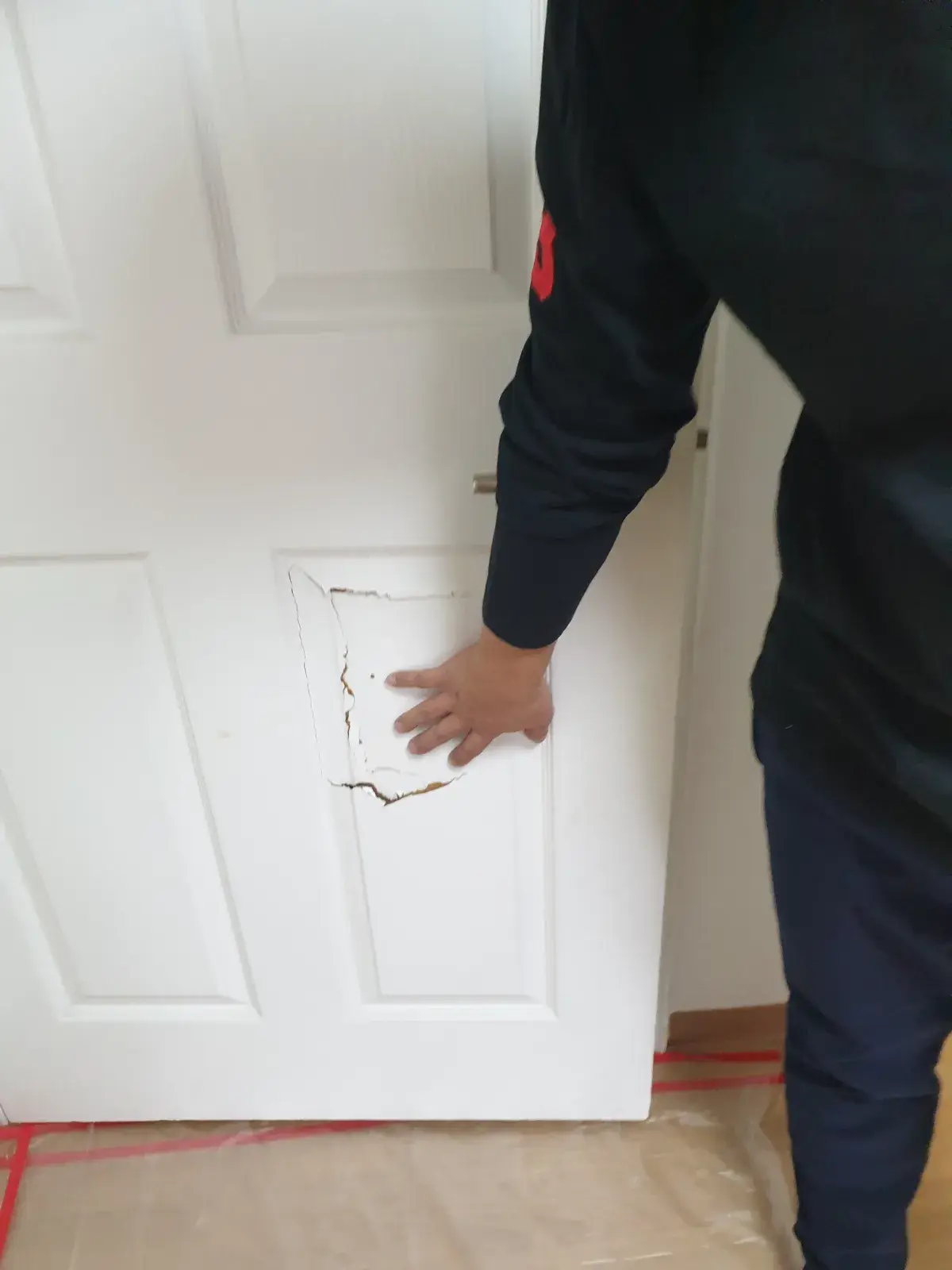 깨진 나무문 수리 수리 전